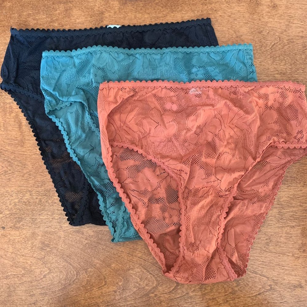 Three highcut lace underpants